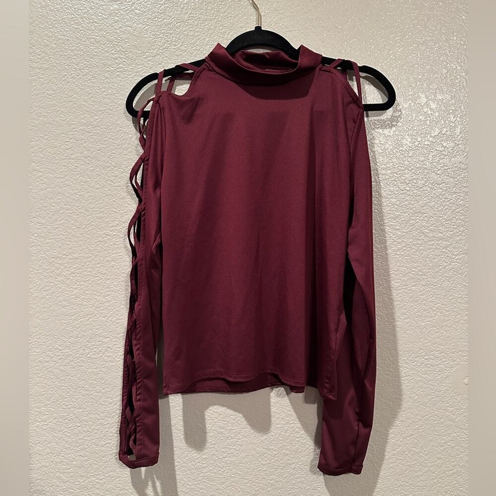 Divided lattice cold shoulder sleeve mock neck long sleeve sz L